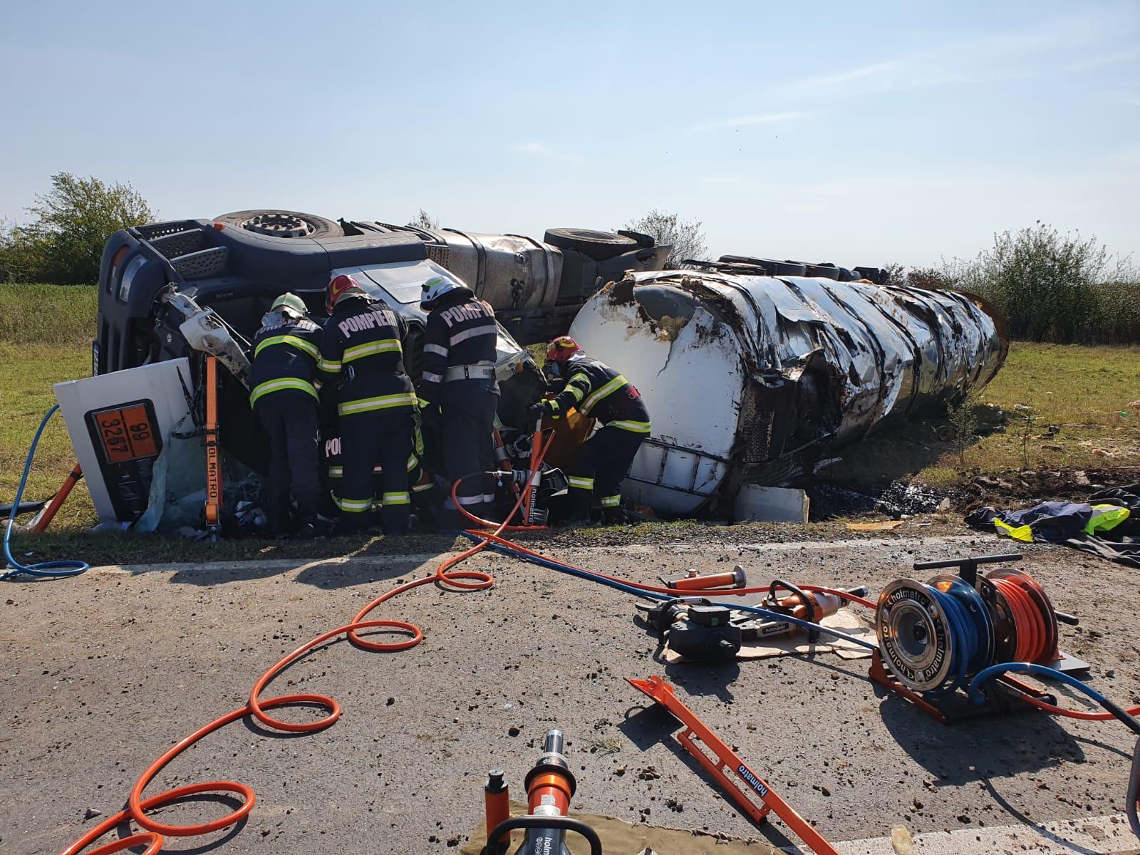 Șoferul a rămas încarcerat în cabina cisternei cu care s-a răsturnat pe câmp