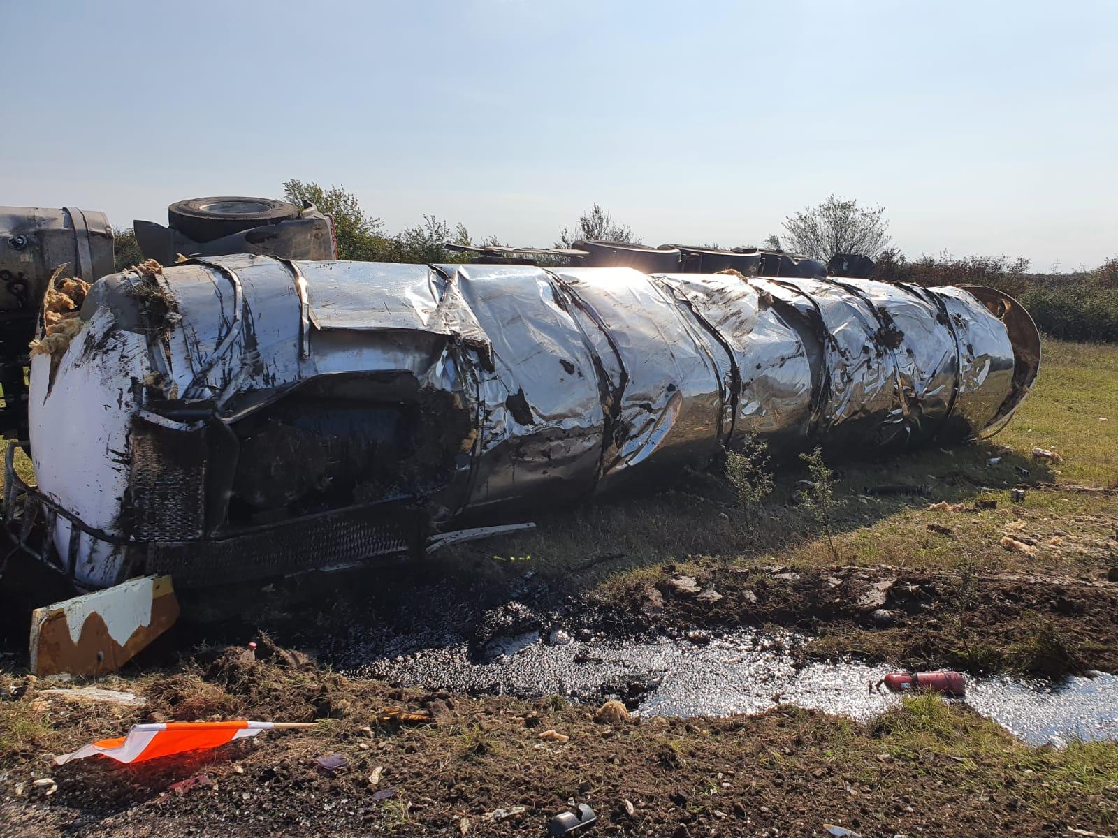 Din cisterna răsturnată pe câmp au avut loc scurgeri de bitum.