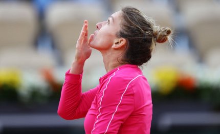 Simona Halep se bucură după victoria la Roland Garros