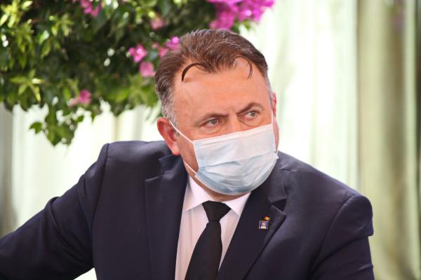 Nelu Tătaru, purtând mască de protecţie, în timpul unor declaraţii oficiale