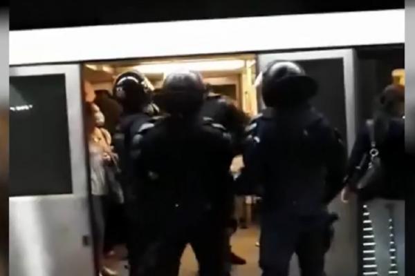 Jandarmeria București a luat pe sus câțiva steliști, în stația de metrou de la Dinamo