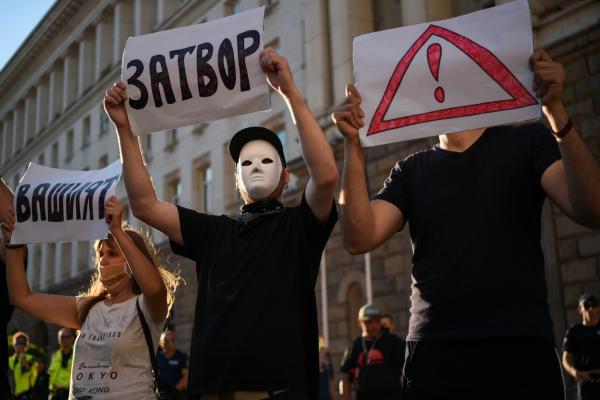 Oameni care poartă măști în spațiul public din Bulgaria, în timpul protestelor de la Sofia din iulie 2020