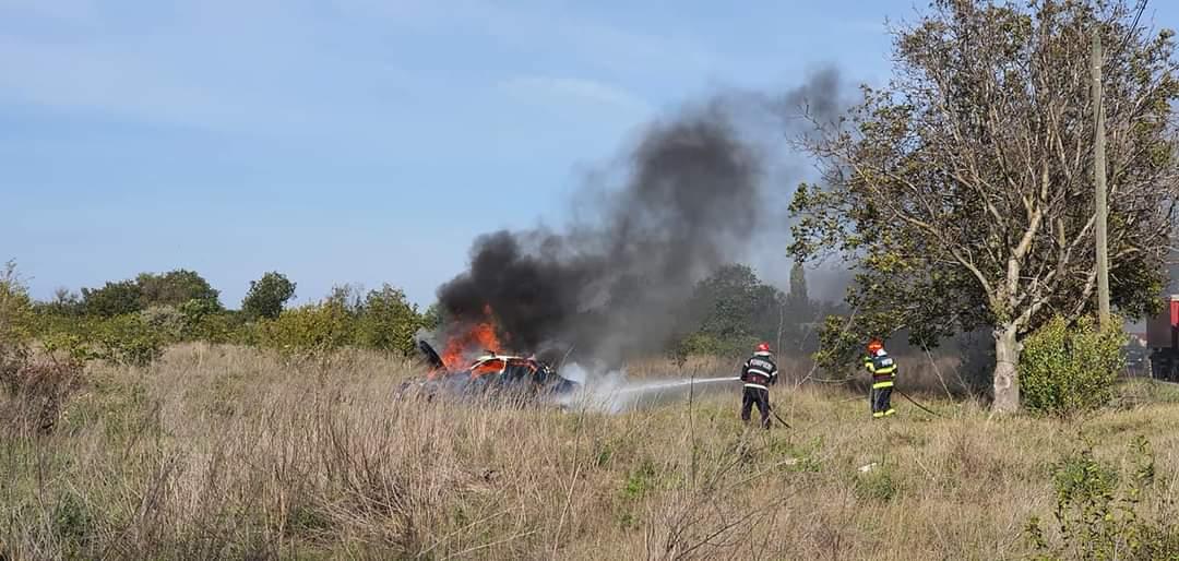 Incendiul a fost lichidat de pompierii alertați de polițist