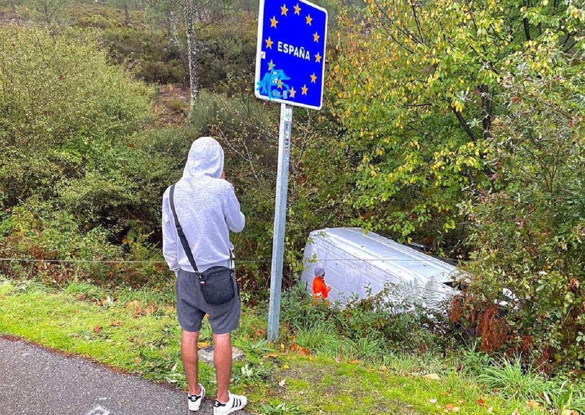Un șofer român s-a răsturnat cu duba în apropiere de granița Spaniei cu Portugalia Șoferul român implicat în accident are 22 de ani