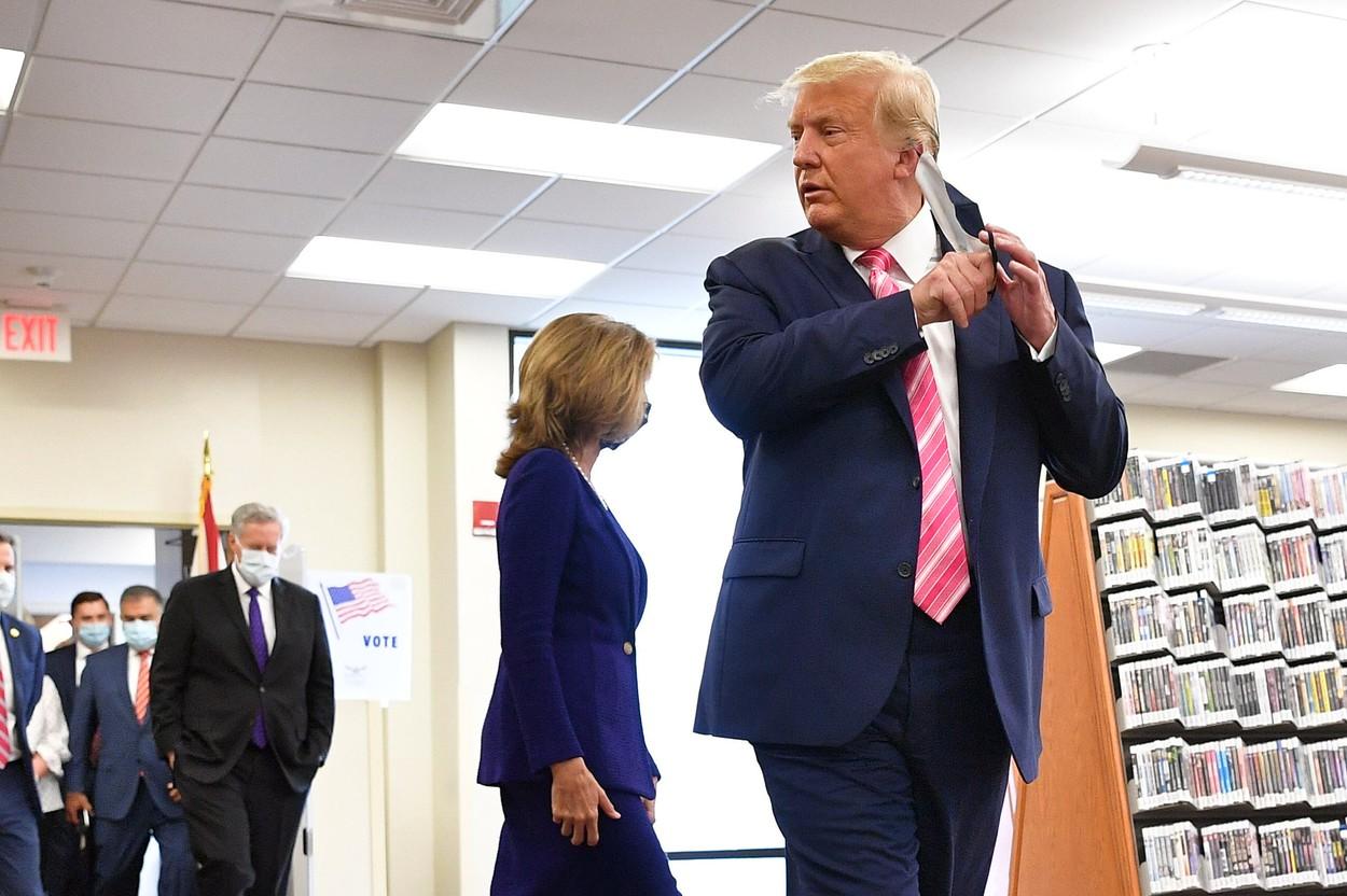 Donald Trump a purtat masca în secția de votare, dar și-a dat-o jos când a vorbit cu jurnaliștii