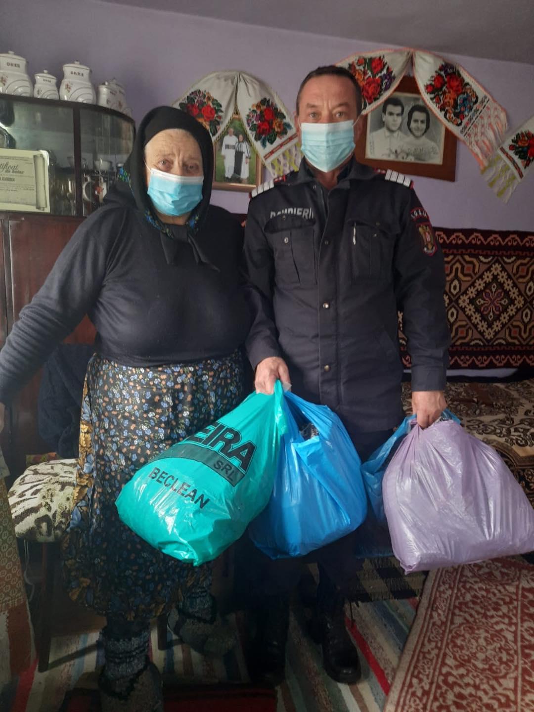 Lelea Floare e vecina pompierilor din Sângeorz-Băi