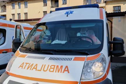 O fată de 16 ani a murit intoxicată în casă, la Suceava. Nepoatele ei, de 8 și 12 ani, au ajuns la spital