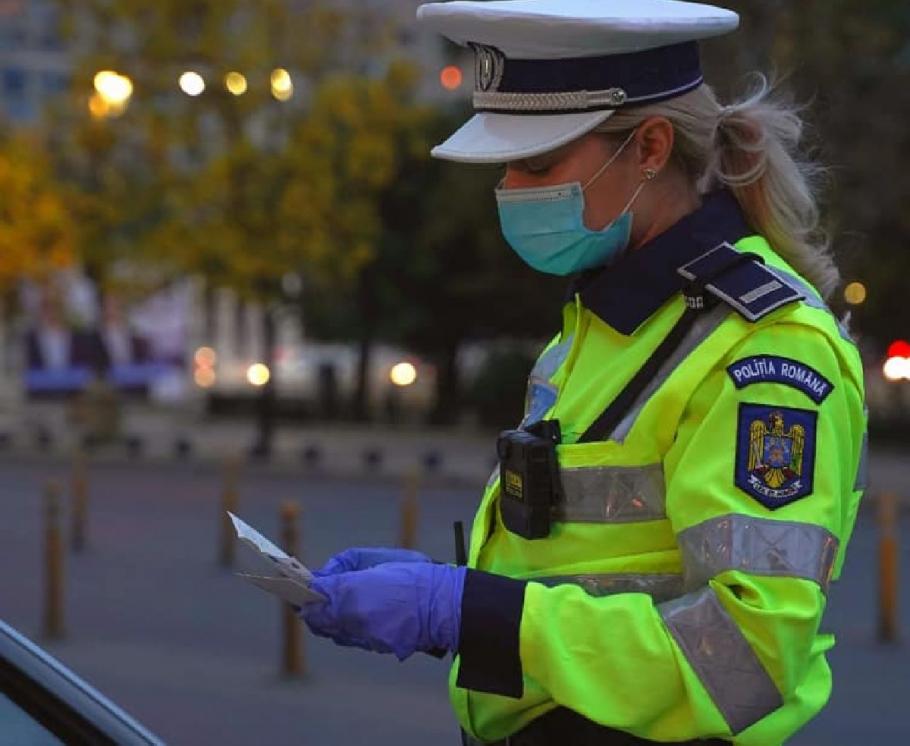 Șofer amendat de o polițistă în timp ce stătea în mașina parcată Șofer amendat de o polițistă în timp ce stătea în mașina parcată