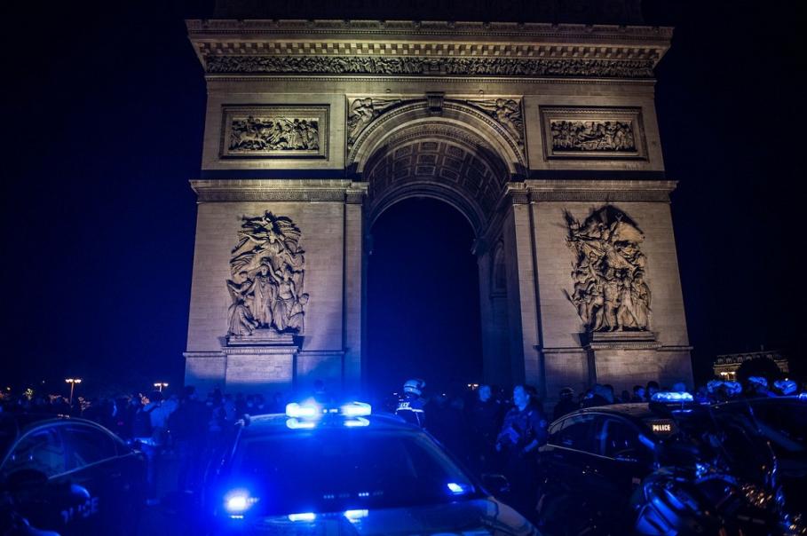 Alertă cu bombă în Paris, după ce a fost descoperit un colet suspect Zona din jurul Arcului de Triumf a fost evacuată, la fel şi o parte a Bulevardului Champs-Elysees
