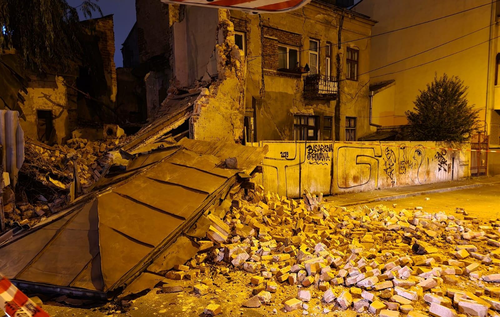Clădire parțial prăbușită în București