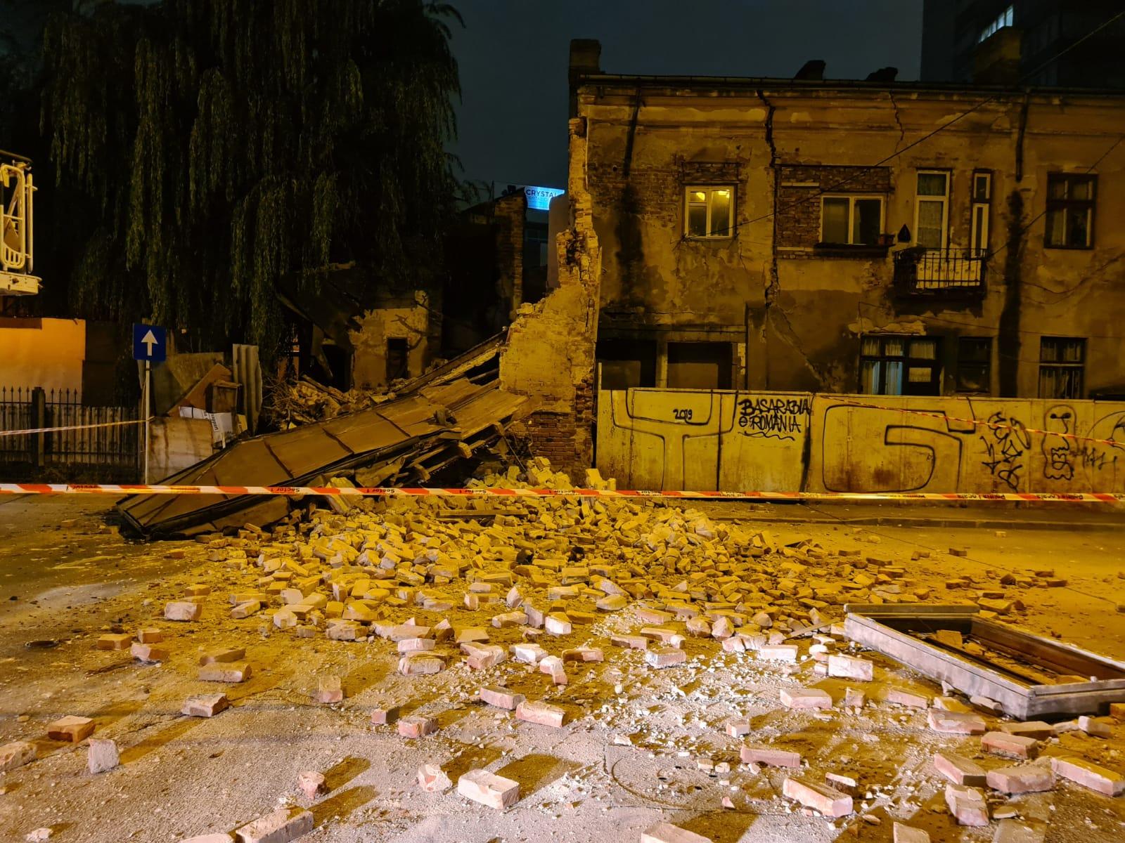 Clădire parțial prăbușită în București