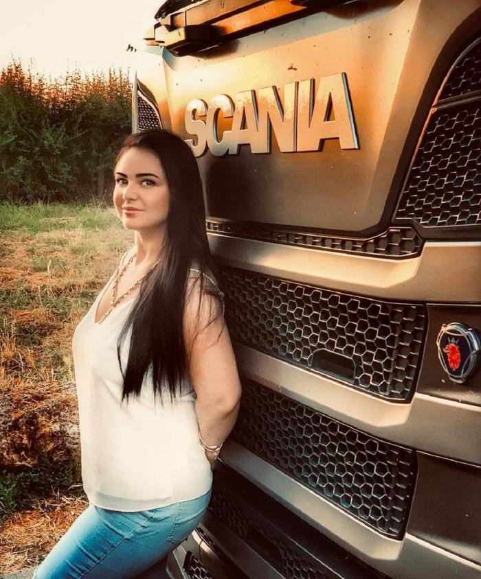 Diana Stoian, cea mai frumoasă şoferiţă de TIR din România: "Nu m-aș vedea făcând altceva"