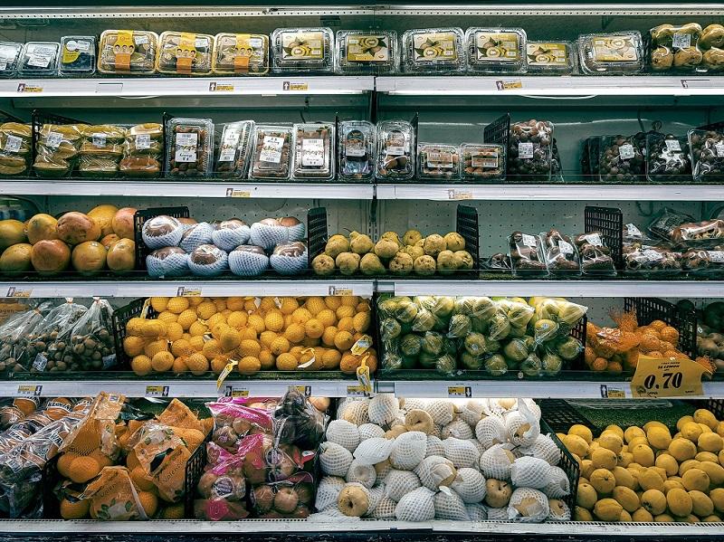 Fructe asezate pe rafturi la un supermarket