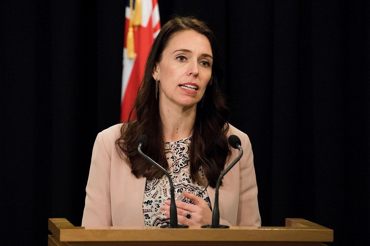 Premierul din Noua Zeelandă, Jacinda Ardern, ţine un discurs Prim-ministrul Jacinda Ardern ar fi votat pozitiv la ambele referendumuri