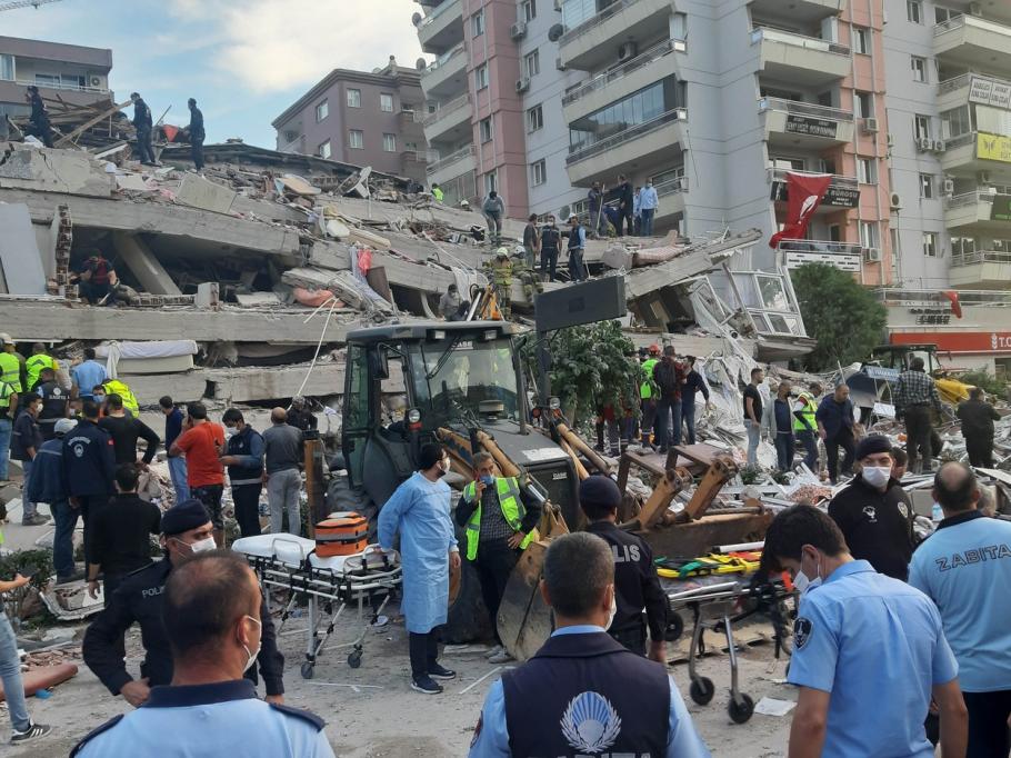 Clădire prăbușită în Izmir, Turcia Cutremur în Turcia