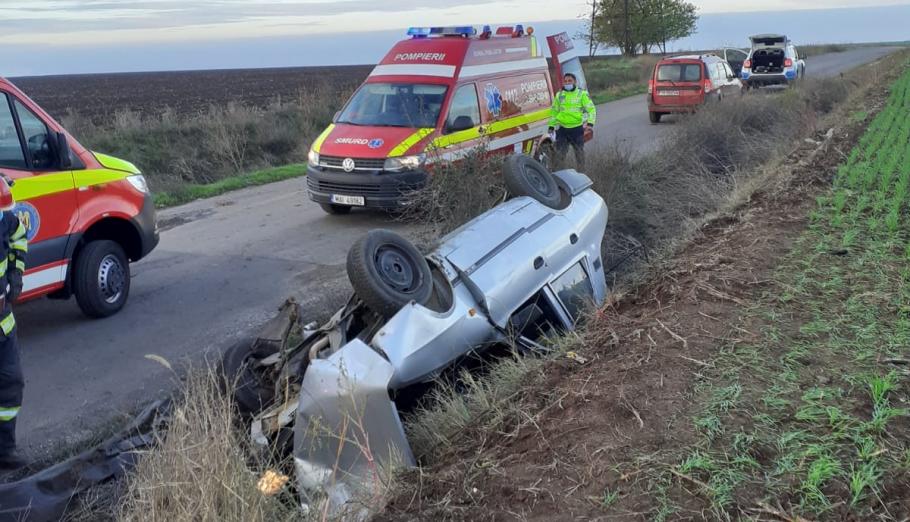 Doi răniți, după ce o mașină s-a răsturnat pe drumul dintre două localități din Teleorman Unul dintre răniți a fost transportat de urgență la spital