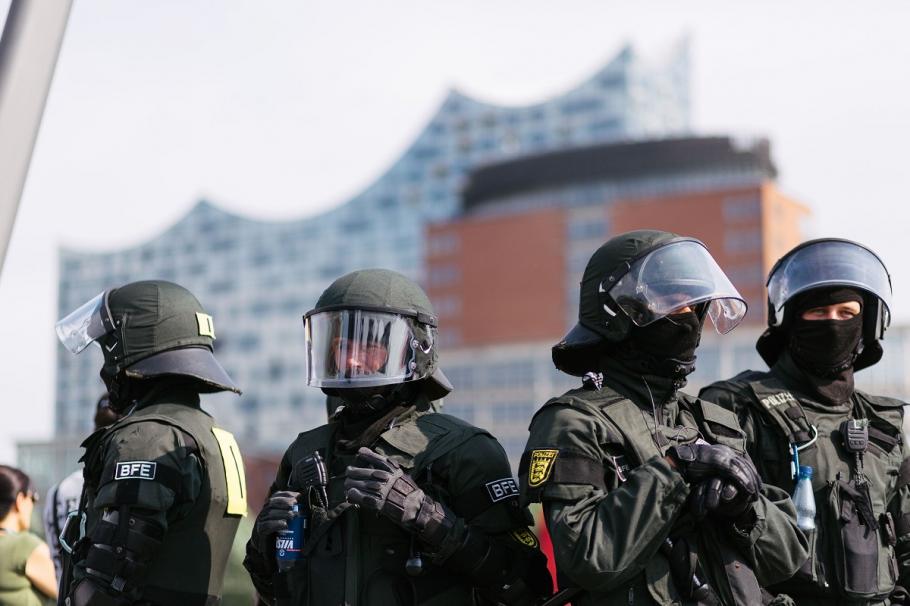 Poliţişti germani la intervenţie Peste 200 de poliţişti au intervenit la luarea de ostatici din Berlin