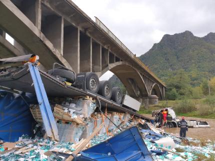 Șoferul de TIR care s-a prăbușit în râul Lotru, pe Valea Oltului, era în comă alcoolică