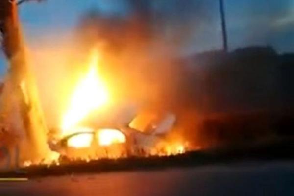 O fată de 18 ani a murit carbonizată într-o mașină cuprinsă de flăcări, în Prahova