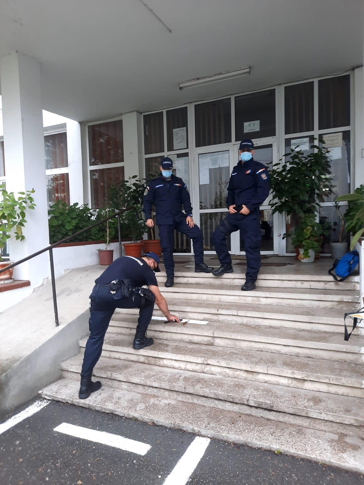 Armele au fost găsite de jandarmi în timpul perchezițiilor