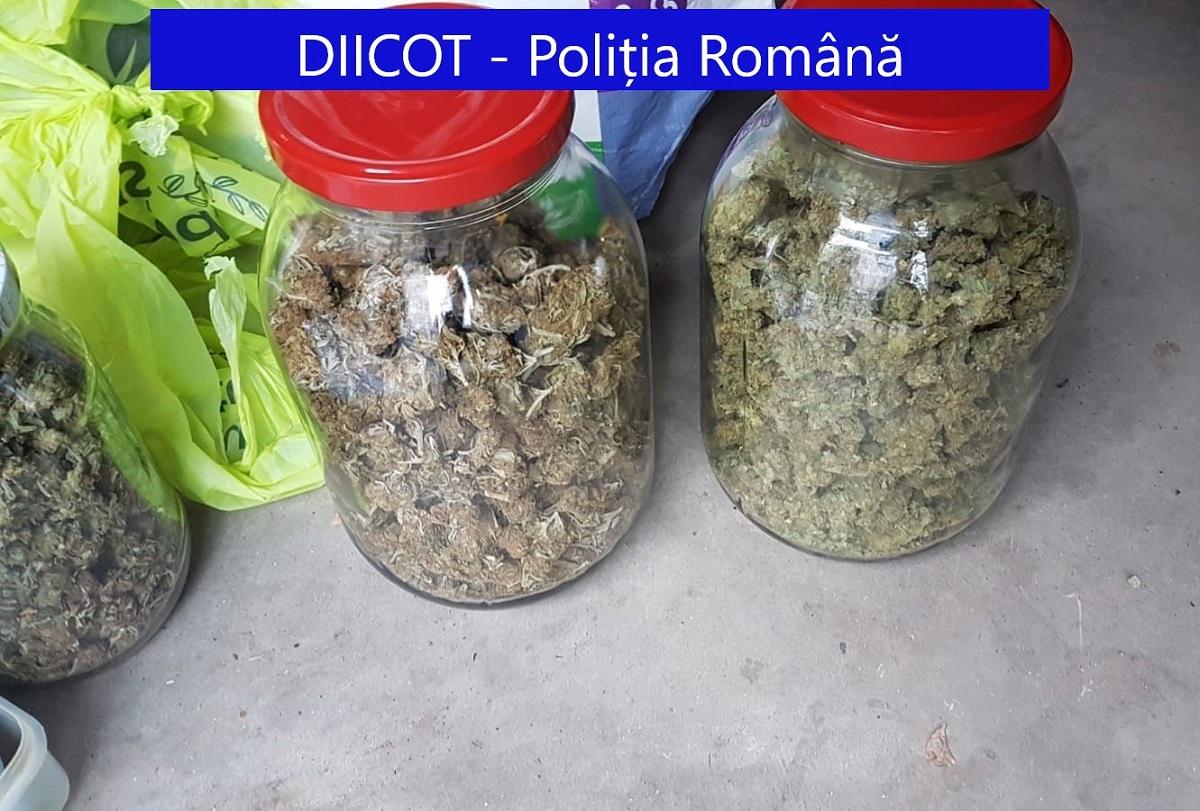 Traficanți prinși cu droguri Traficanții colaboraru de minune, deși erau la distanță
