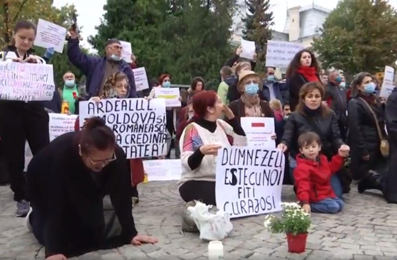 Protest la Iași: În genunchi, între două rugăciuni, oamenii strigă: „Discriminare!”, „Respectați constituția!”, „Rușine!”