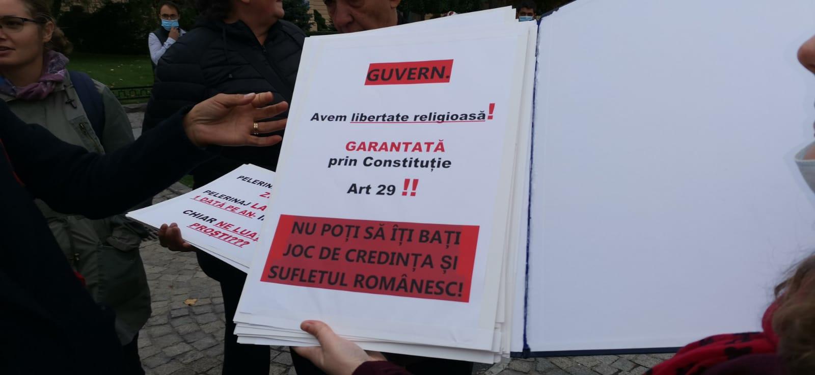 Protest la Iași: În genunchi, între două rugăciuni, oamenii strigă: „Discriminare!”, „Respectați constituția!”, „Rușine!”