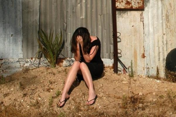 O copilă din Neamț a rămas însărcinată și a născut un copil după ce a fost abuzată ani la rândul de tatăl și fratele ei