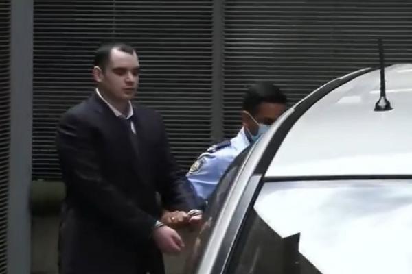 O mamă l-a îmbrăţişat pe ucigaşul fiului său, într-un gest suprem de iertare. Toată sala de judecată a amuţit. VIDEO