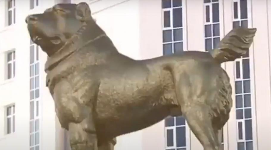 Preşedintele Turkmenistanului i-a dedicat câinelui favorit o statuie din aur Statuia are o înălţime de şase metri