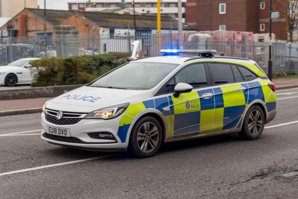 Mașină de poliție, fotografiată pe o stradă dintr-un oraș din Marea Britanie
