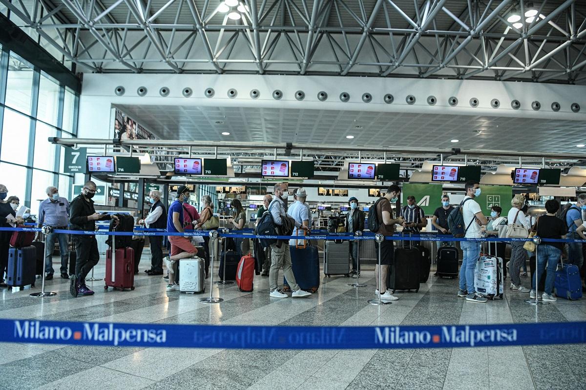 Româncă ridicată direct de pe aeroportul din Milano, după ce a jefuit doi pensionari Românca implicată în acest caz are 21 de ani