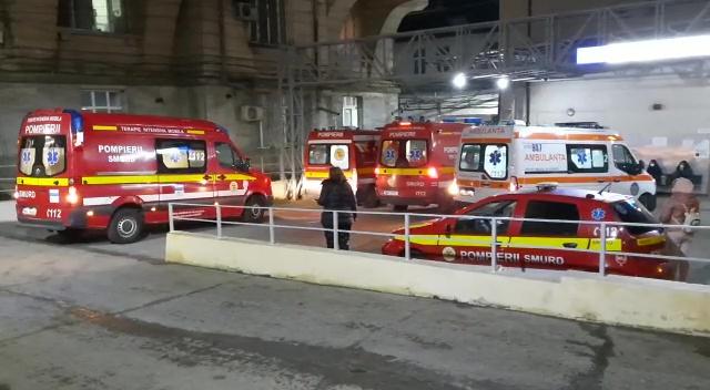Coadă de ambulanțe la Spitalul Județean din Piatra Neamț, pentru a-i prelua pe pacienții de la ATI, după incendiu