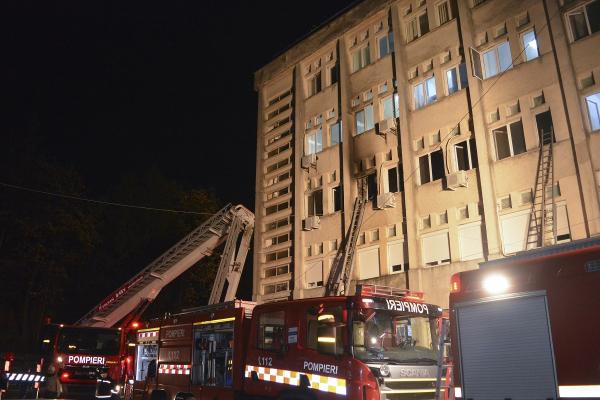 Un pacient Covid transferat de la Neamț, în noaptea incendiului, a murit. Bărbatul era la UPU când a luat foc salonul ATI