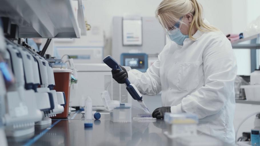 Comisia Europeană ar putea încheia un acord cu societatea americană Moderna, pentru milioane de vaccinuri anti-COVID Preţul ar fi sub 25 de dolari doză