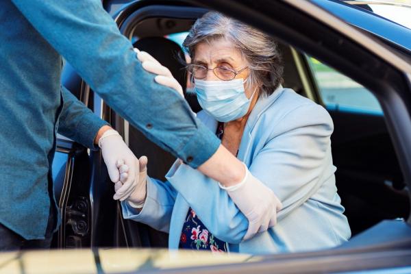 Bătrână beată la volan, pe un drum din Harghita. Femeia abia a reușit să sufle în aparatul etilotest
