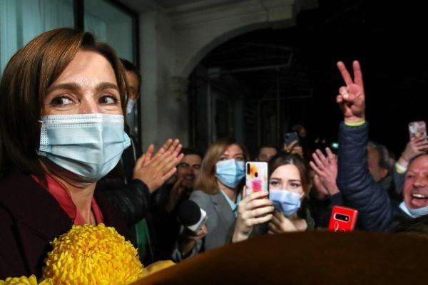 Maia Sandu, alături de susținătorii ei după victoria în alegerile prezidențiale din Republica Moldova