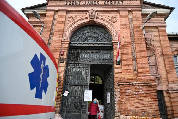 O femeie în vârstă părăseşte spitalul Janos din Budapesta