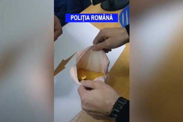 Polițiștii din Mehedinți au efectuat, ieri, două percheziții la două persoane bănuite de furtul a 115 monede din aur.