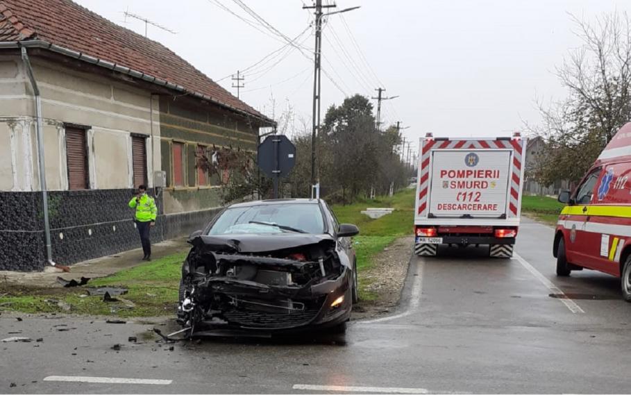 Femeie însărcinată, rănită grav în urma unui accident produs în Timiș Femeia însărcinată a fost transportată de urgență la spital