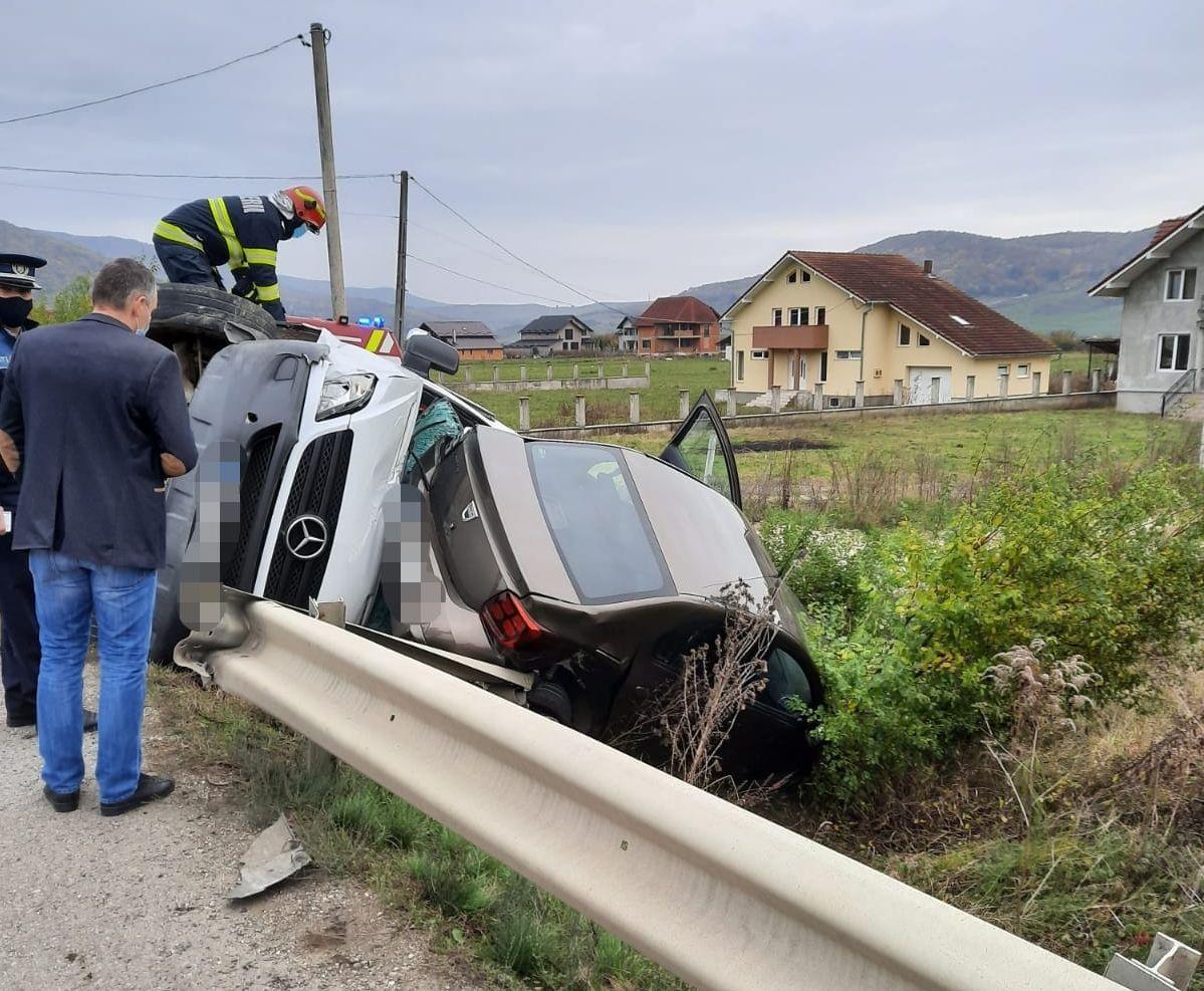 Un șofer cu Dacia Logan a aterizat peste o dubiță, la Crainimat