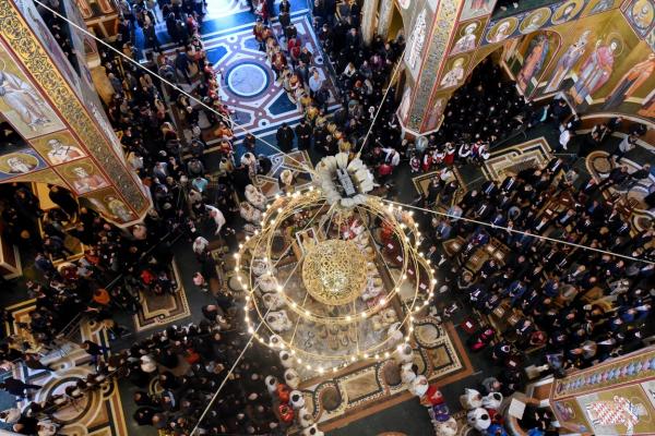 Mii de oameni s-au înghesuit să-l pupe pe mâini și pe frunte pe mitropolitul din Muntenegru, mort de Covid-19. Video