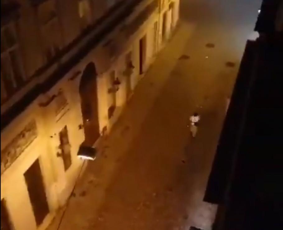 Imagini cu unul dintre atacatorii din centrul Vienei. Aleargă pe străzi cu arma în mână și strigă ”Allah Akbar”. Imagini cu unul dintre atacatorii din centrul Vienei. Aleargă pe străzi cu arma în mână și strigă ”Allah Akbar”