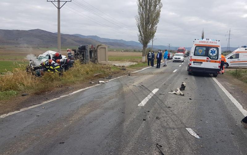 Atât camionul, cât și autoturismul au ajuns pe câmpul de la marginea șoselei, după impact