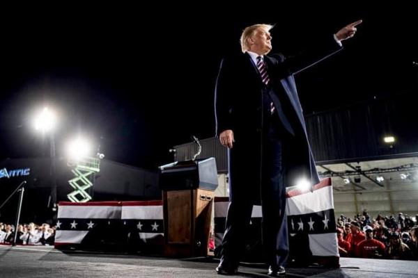 Donald Trump, fotografiat în timpul unui miting electoral