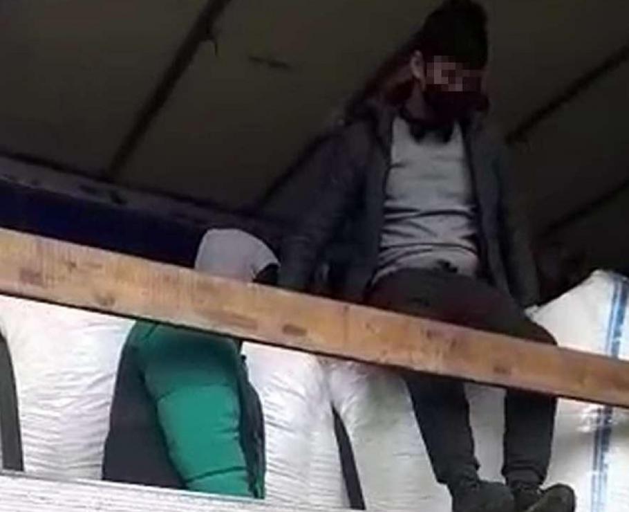 Bărbat acuzat de trafic de migranţi, după ce a fost prins cu doi afgani ascunşi în camion Românul acuzat de trafic de migranţi are 44 de ani