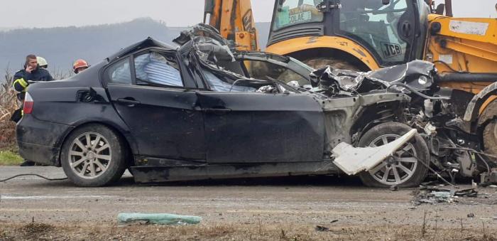 BMW distrus după ce șoferul a intrat cu mașina într-un TIR