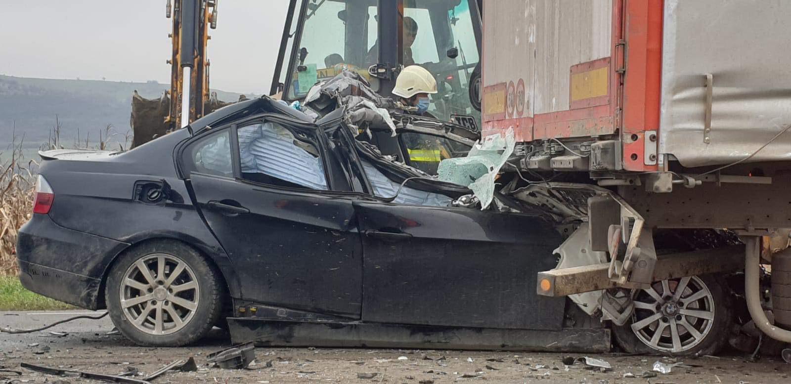BMW distrus după ce șoferul a intrat cu mașina într-un TIR