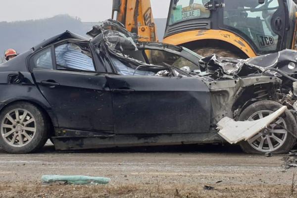 BMW distrus după impactul cu un TIR, în Cluj