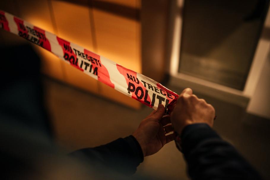 Un polițist din Vaslui s-a sinucis după ce a stat o noapte întreagă într-un salon Covid cu doi morți Un polițist din Vaslui s-a sinucis după ce a stat o noapte întreagă într-un salon Covid cu doi morți